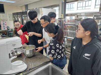 與老師討論學習 Discuss learning with teachers圖片