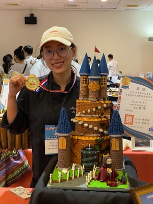 2023中華奧林匹克盃美業交流競技暨美饌藝術美學-翻糖蛋糕裝飾組 金牌 2023 China Olympic Cup Beauty Industry Exchange Competition and Food Art Aesthetics-Fondant Cake Decoration Group Gold Medal圖片
