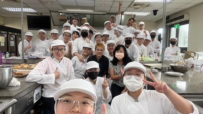 與依蓉老師開心的大合照 A happy group photo with teacher Yirong圖片