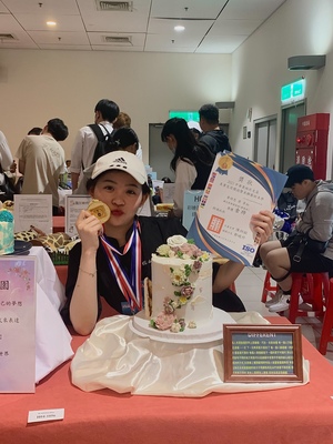 2023中華奧林匹克盃美業交流競技暨美饌藝術美學-擠花蛋糕裝飾組 金牌2023 China Olympic Cup Beauty Industry Exchange Competition and Food Art Aesthetics-Piped Cake Decoration Group Gold Medal圖片