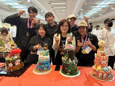 2023中華奧林匹克盃美業交流競技暨美饌藝術美學-王主任與選手.作品合照2023 China Olympic Cup Beauty Industry Exchange Competition and Food Art Aesthetics-Director Wang and the contestants and their works圖片